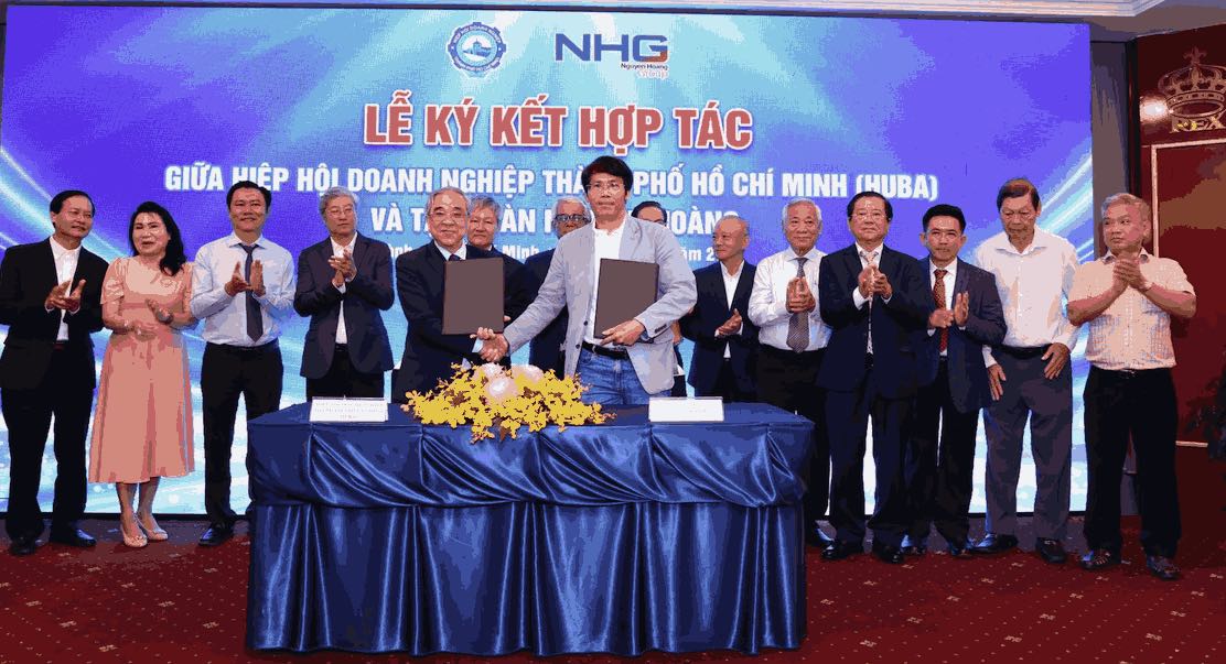 Strategic cooperation signing ceremony between Nguyen Hoang Group and Ho Chi Minh City Business Association. Photo: Binh Quy