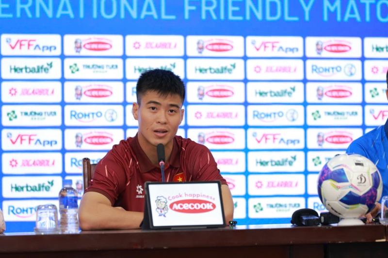 Trung vệ Duy Mạnh tại buổi họp báo. Ảnh: Minh Dân