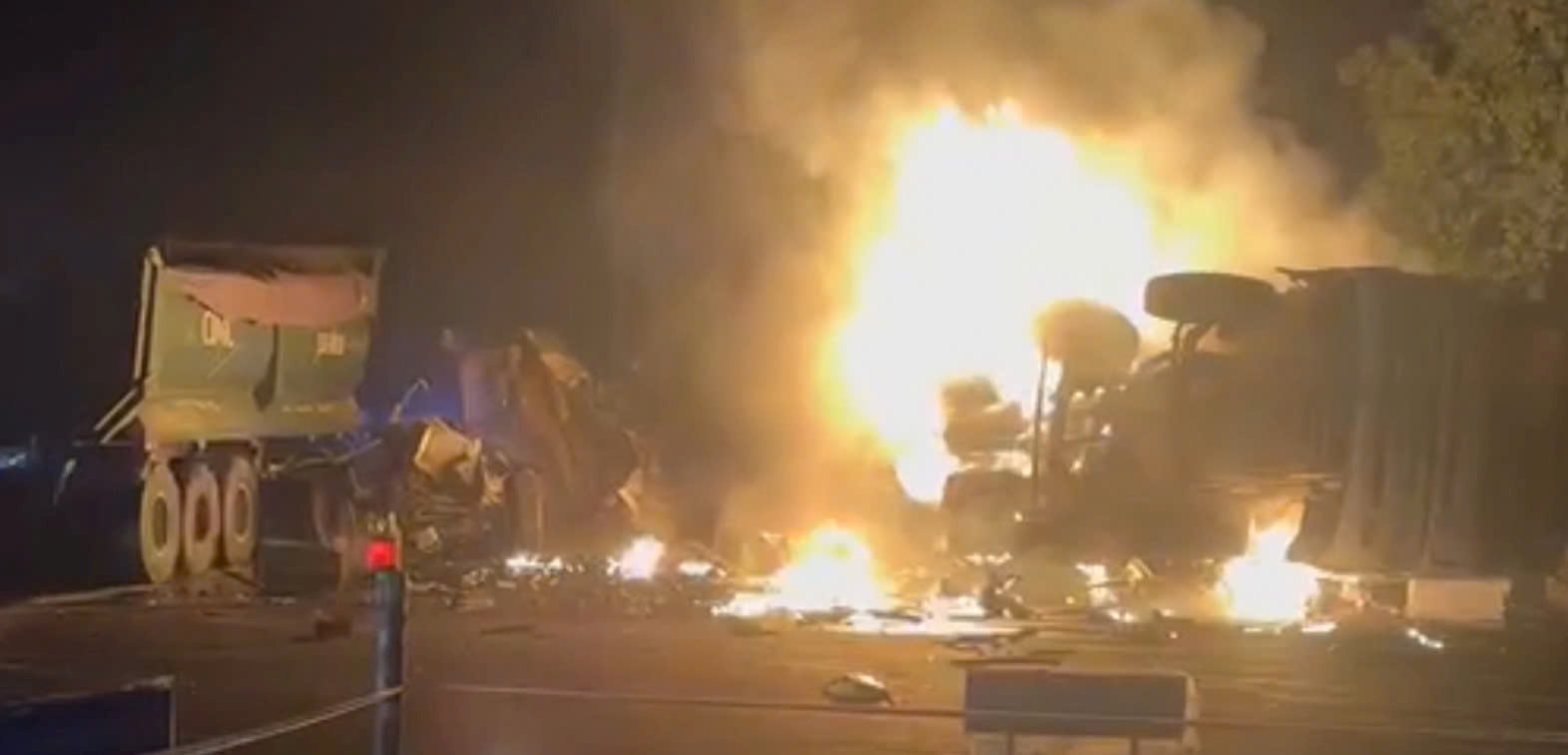 Hai phương tiện bốc cháy ngùn ngụt sau vụ tai nạn. Ảnh cắt từ clip bạn đọc cung cấp