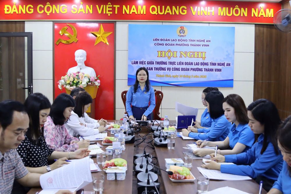 The working delegation of the Nghe An Provincial Labor Federation works with the Thanh Vinh Ward Trade Union to improve operational efficiency and care for workers. Photo: Nghe An Trade Union