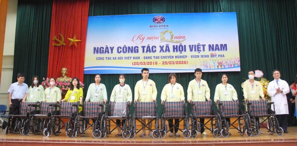 Lãnh đạo Bệnh viện K trao tặng 10 xe lăn cho các bệnh nhân có hoàn cảnh khó khăn. Ảnh: Quỳnh Chi