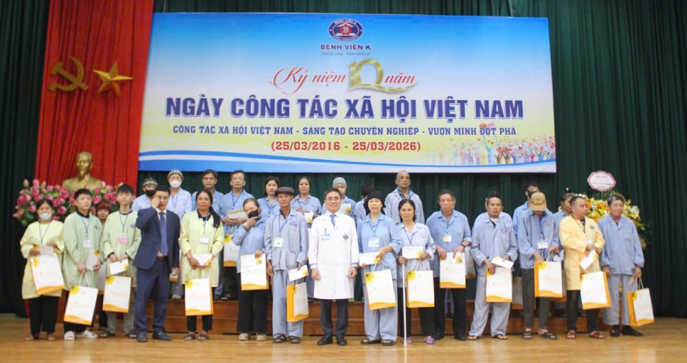 Los líderes del Hospital K entregan regalos de fuentes movilizadas a pacientes en circunstancias difíciles. Foto: Quỳnh Chi