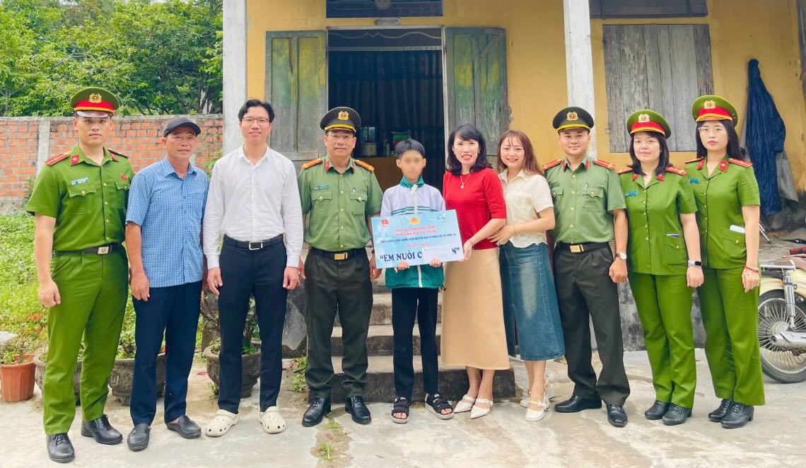 The "Em nuôi của Đoàn" model supports disadvantaged students in Dong Thuan ward. Photo: Dong Thuan Ward Police