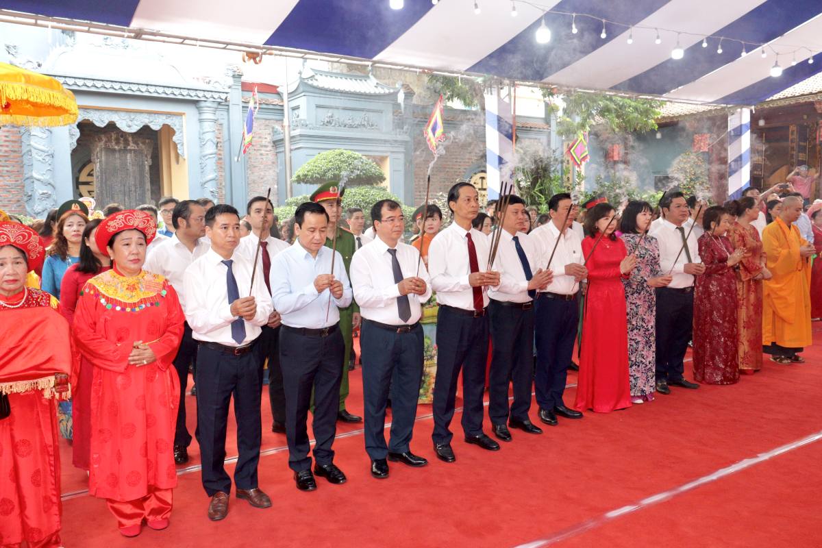 Các đại biểu dâng hương tại đền Nghè. Ảnh: Cổng TTĐT Hải Phòng