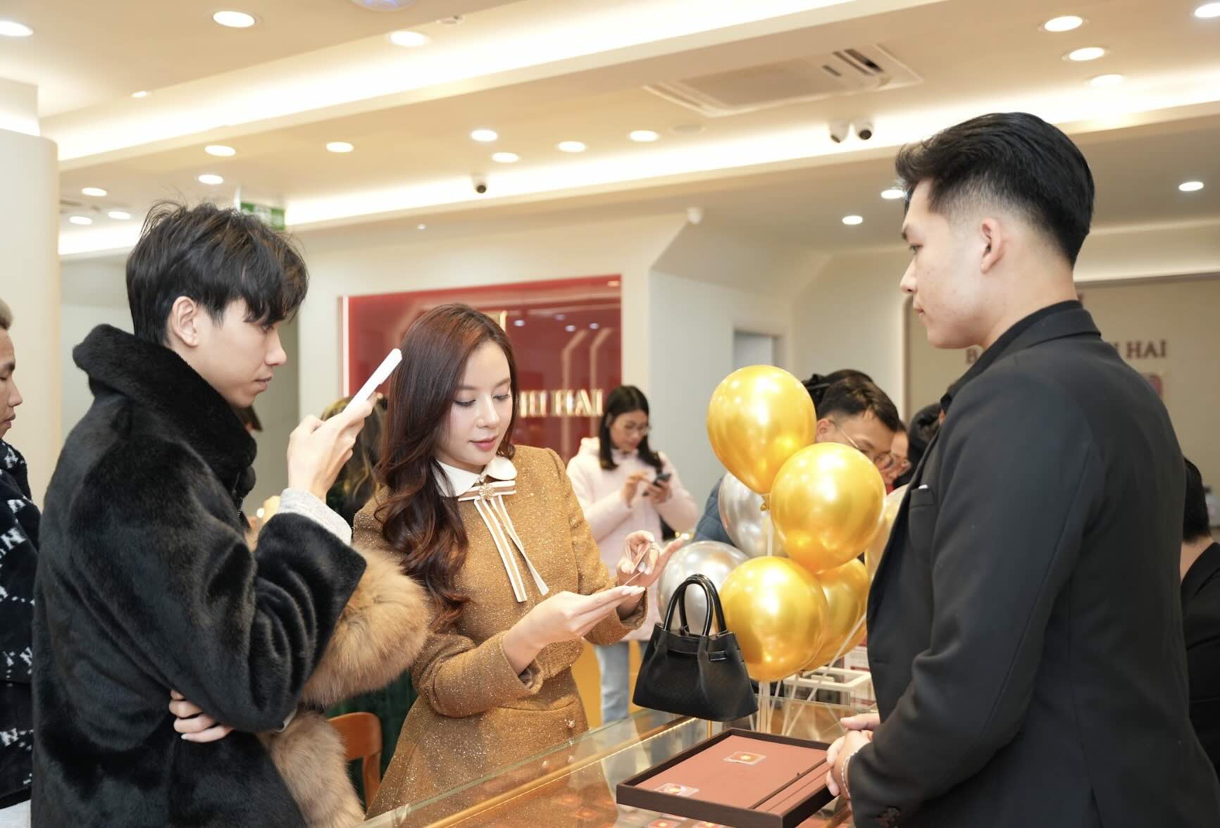 Khách hàng giao dịch tại cửa hàng Bảo Tín Mạnh Hải – doanh nghiệp đặt mục tiêu trở thành “thương hiệu vàng quốc dân” giai đoạn 2026–2030.