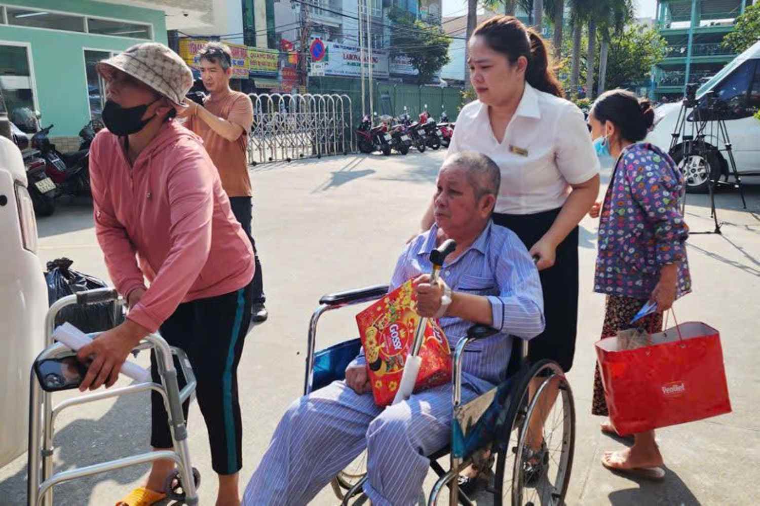 Social workers - Da Nang hospital support bringing seriously ill patients who have difficulty moving. Photo: Nguyen Thi