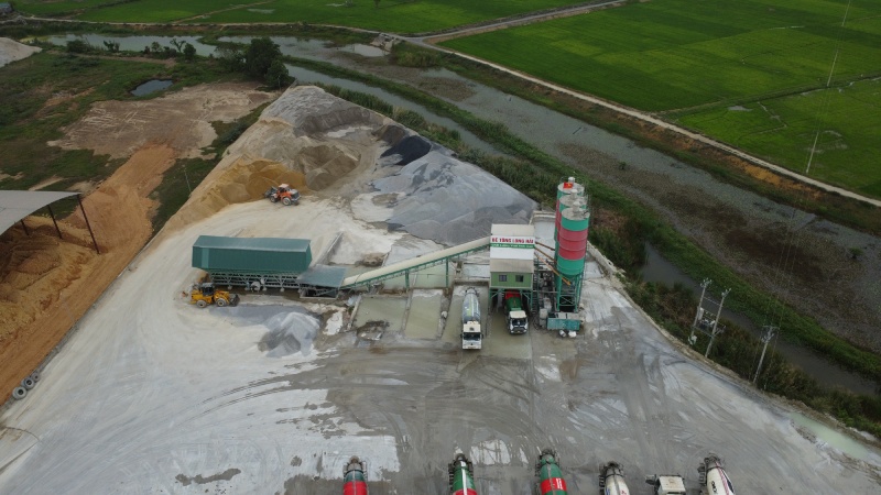 Dây chuyền bê tông vẫn hoạt động bất chấp chỉ đạo dừng của cơ quan chức năng. Ảnh: Nhóm PV