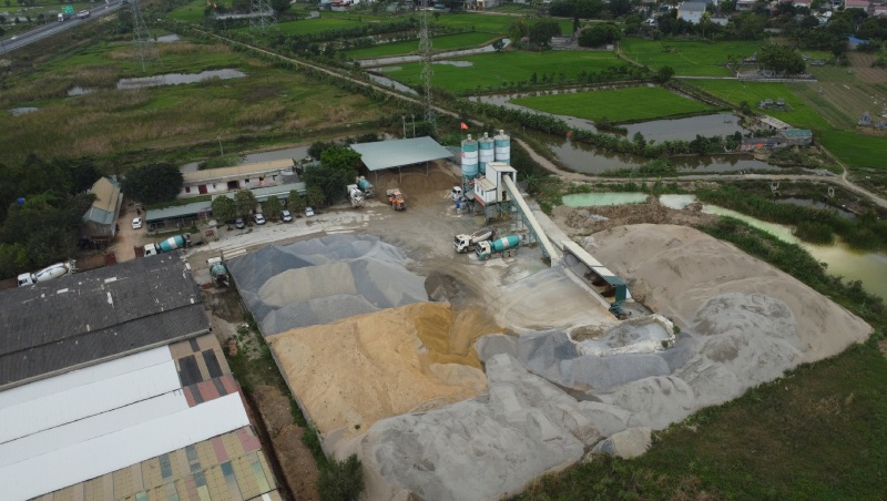 Dây chuyền bê tông mọc trên dự án nhà máy gạch của Công ty Toàn Thắng Ninh Bình, ảnh chụp ngày 19.3. Ảnh: Nhóm PV