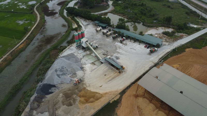 Ghi nhận của PV ngày 19.3, gần 2 tháng sau chỉ đạo dừng ngay của Sở Nông nghiệp và Môi trường tỉnh Ninh Bình, dây chuyền bê tông vẫn hoạt động ở khu vực dự án Nhà máy gạch Mai Sơn. Ảnh: Nhóm PV