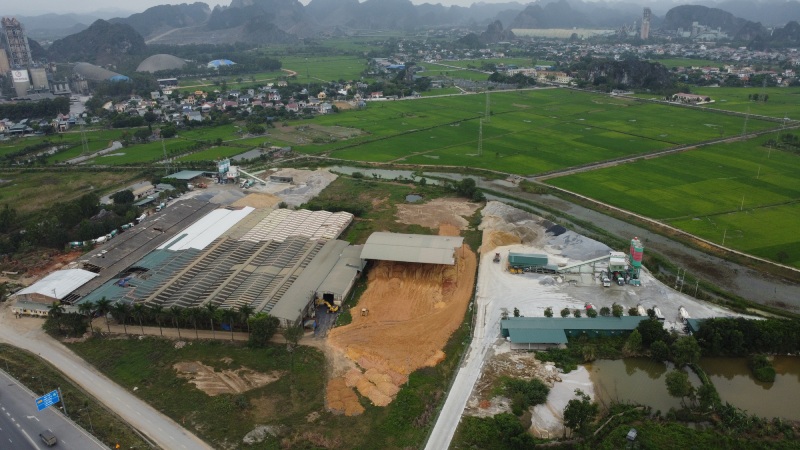 UBND phường Yên Thắng được kiến nghị rà soát, kiểm tra, xem xét xử lý đối với diện tích 19.480,2 m2 đất nằm ngoài Giấy chứng nhận quyền sử dụng đất đã được cấp và chưa được cơ quan nhà nước có thẩm quyền cho thuê đất mà Công ty Toàn Thắng Ninh Bình đang sử dụng. Ảnh: Nhóm PV