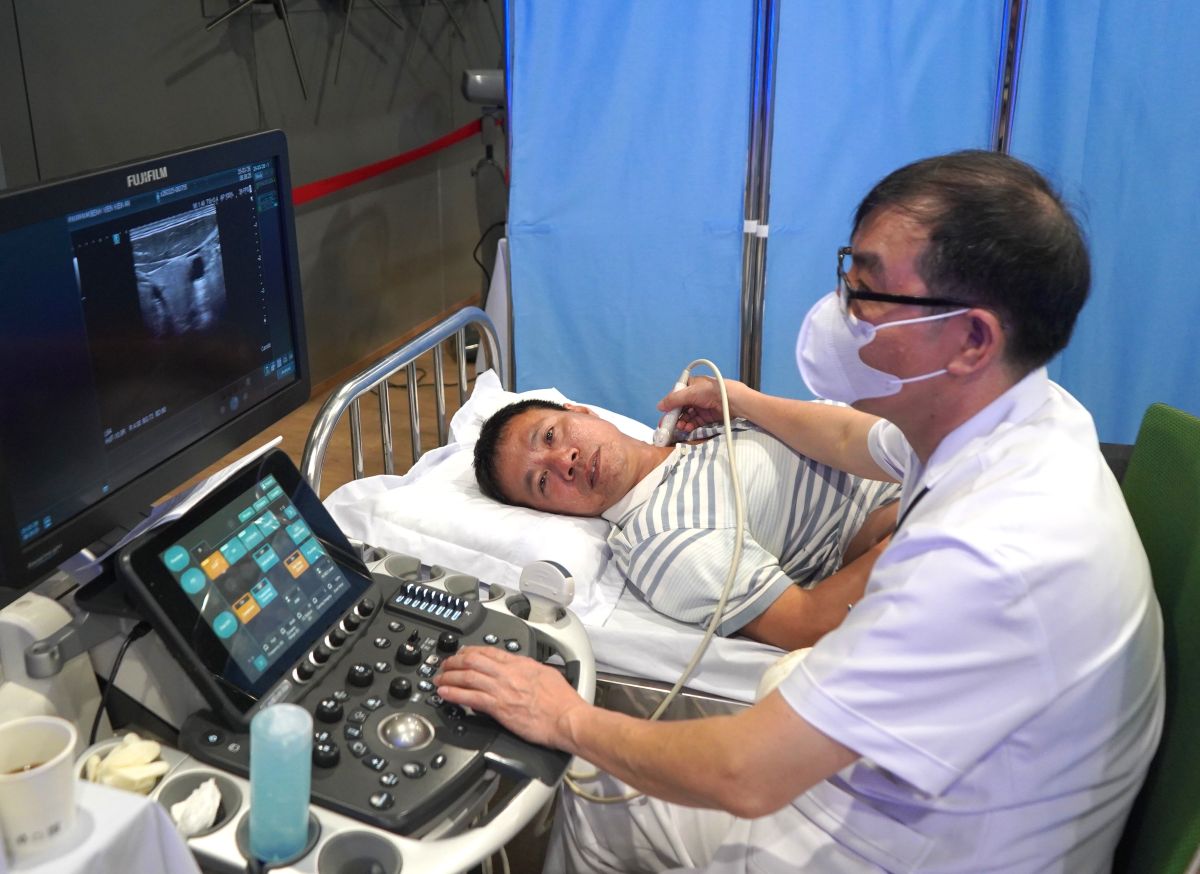 Người lao động khám nội soi trong sáng 25.3. Ảnh: Mai Dung