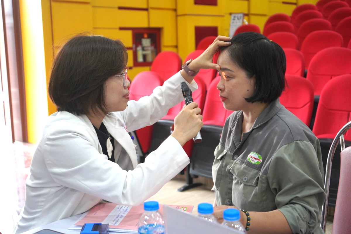 Các bác sĩ Bệnh viện Kiến An khám mắt cho người lao động. Ảnh: Mai Dung