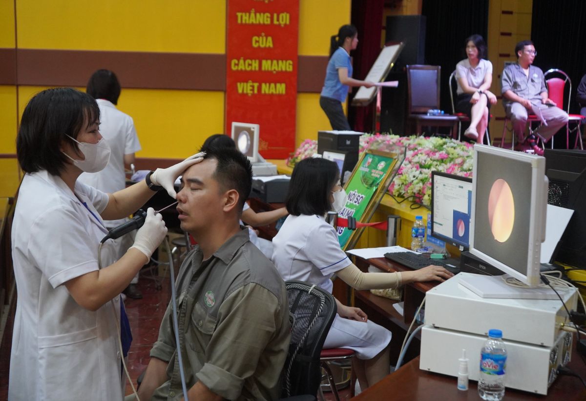 Nội soi tai mũi họng cho nam là một trong nội dung khám sức khỏe đợt 2 của người lao động Công ty Nhựa Thiếu niên Tiền phong. Ảnh: Mai Dung