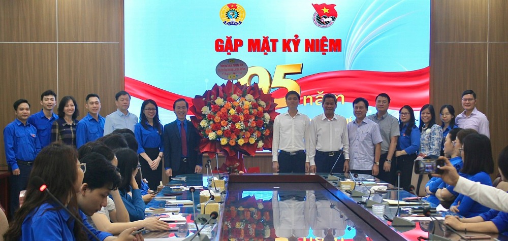 Leaders of the Vietnam General Confederation of Labor present flowers to congratulate union members, union officials and former cadres of the Ho Chi Minh Communist Youth Union through various periods. Photo: Quynh Chi