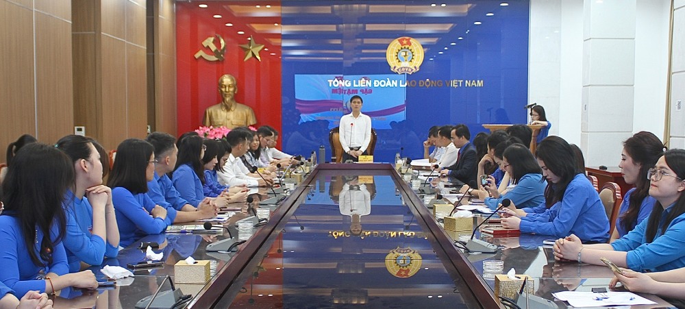 Lãnh đạo Tổng Liên đoàn Lao động Việt Nam gặp mặt chúc mừng các đồng chí đoàn viên, cán bộ đoàn và các đồng chí nguyên cán bộ Đoàn TNCS Hồ Chí Minh qua các thời kỳ. Ảnh: Quỳnh Chi