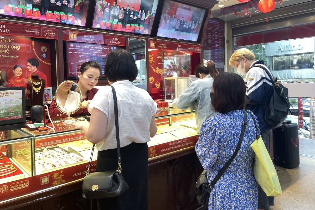 Gold prices have an upward correction, gold stores are bustling at all hours. Photo: Ha Linh