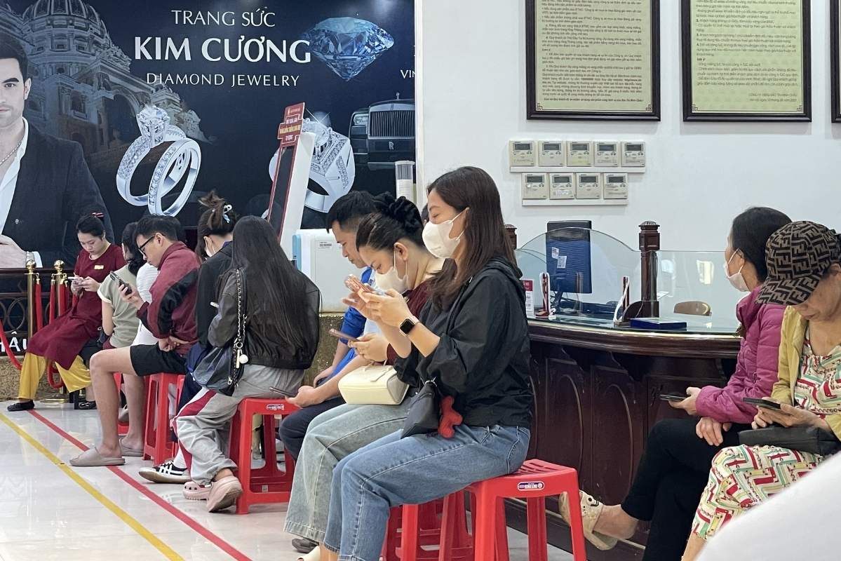 Các khách hàng được điều phối ngồi chờ tại tầng 2, đến lượt giao dịch sẽ di chuyển xuống tầng 1 - nơi thanh toán đơn hàng. Ảnh: Hạ Linh 