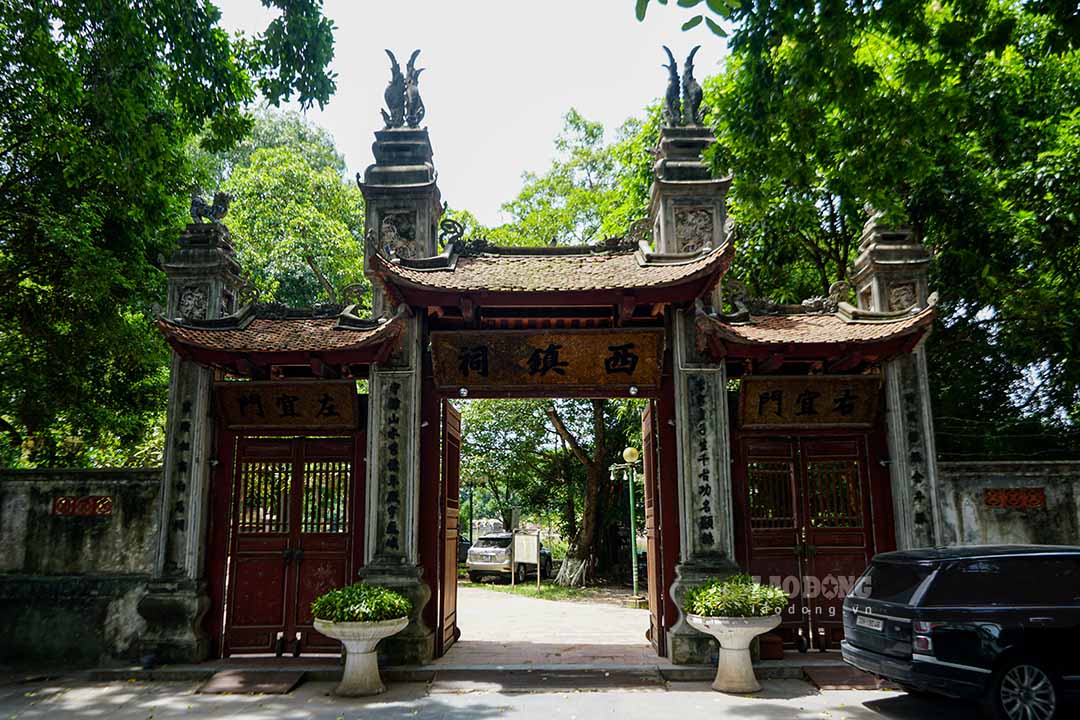 Lối vào đền Voi Phục. Ảnh: Cát Tiên