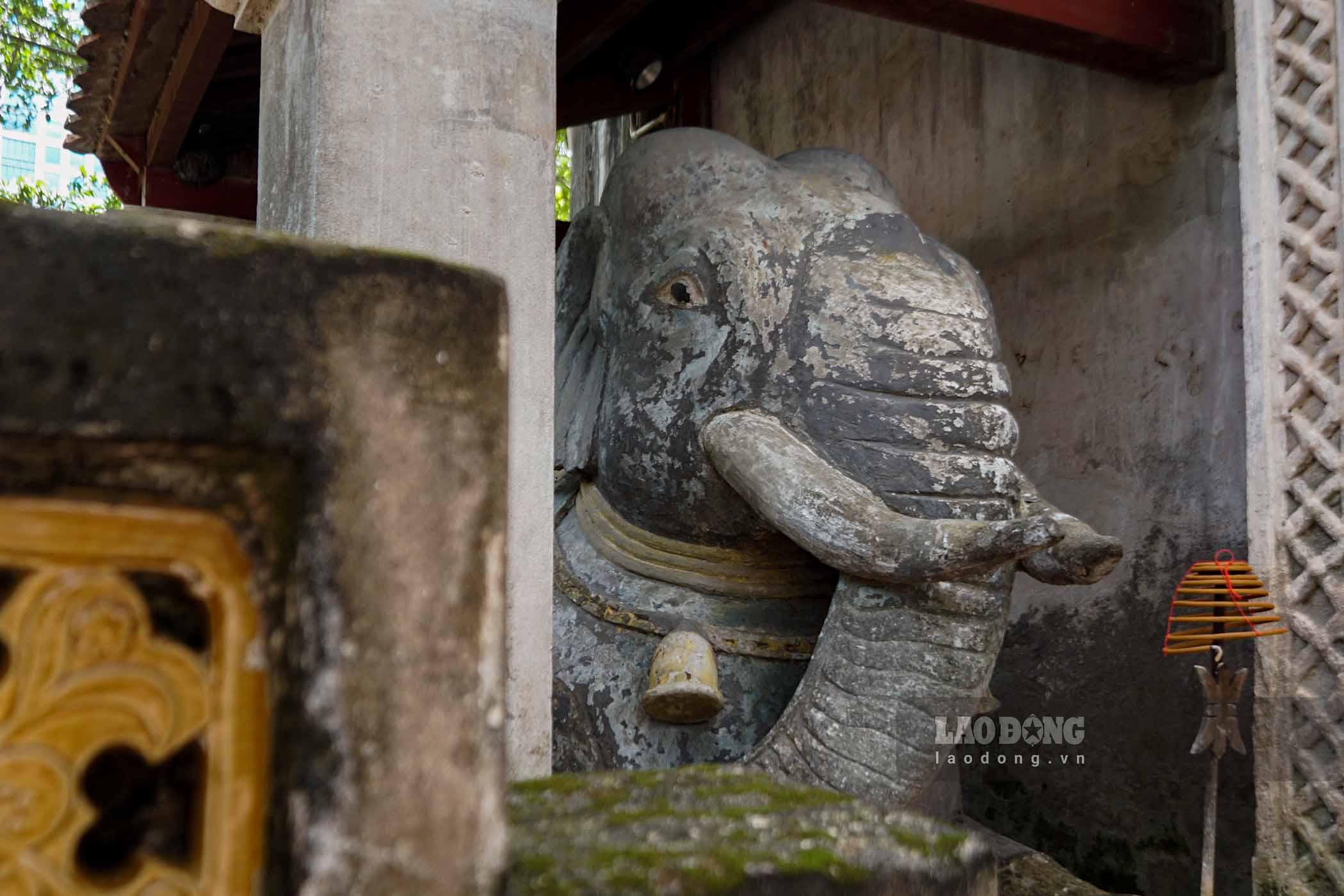 Tượng voi phủ phục tại đền. Ảnh: Cát Tiên