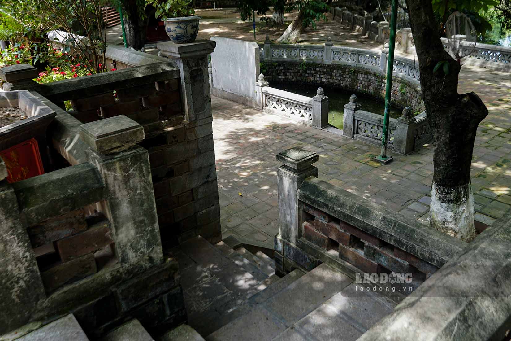 Kiến trúc cổ kính tại đền Voi Phục. Ảnh: Cát Tiên