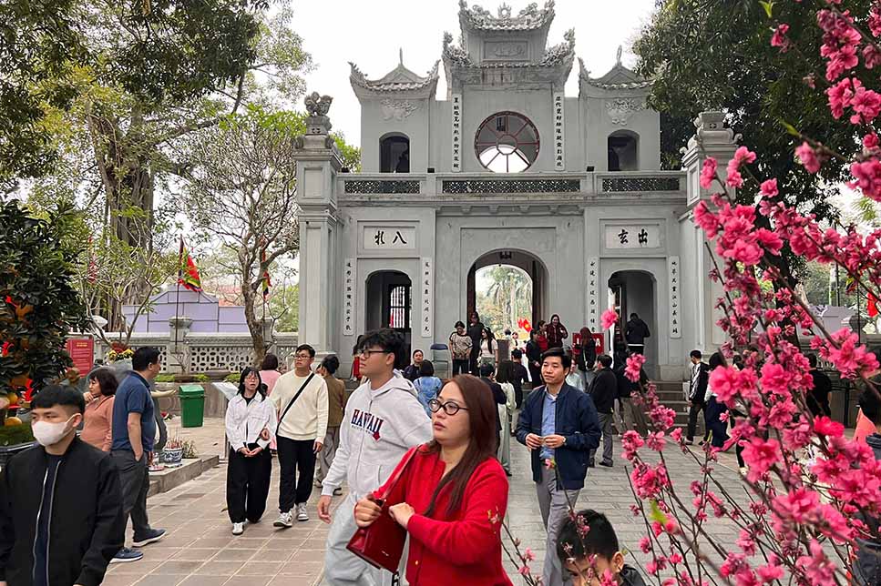 Người dân đến dâng hương tại đền Quán Thánh. Ảnh: Cát Tiên