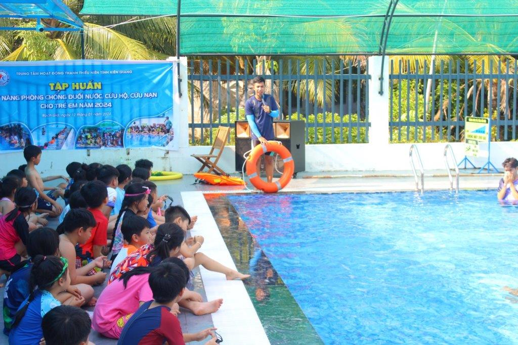 Trẻ em tham gia các lớp dạy bơi miễn phí. Ảnh: Huỳnh Phụng