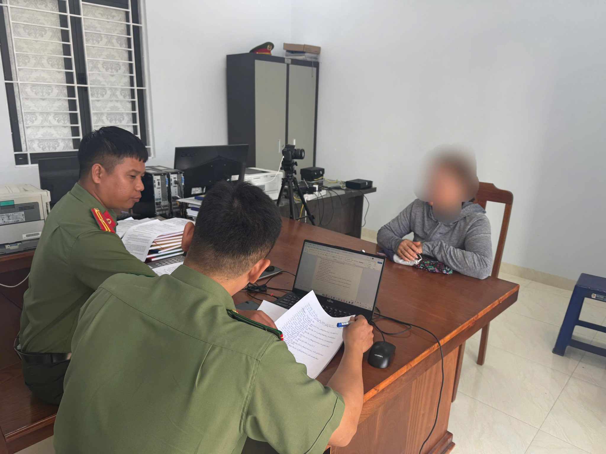 Police work with a case of commenting on inappropriate content on social networks. Photo: Tay Ninh Hoa Police