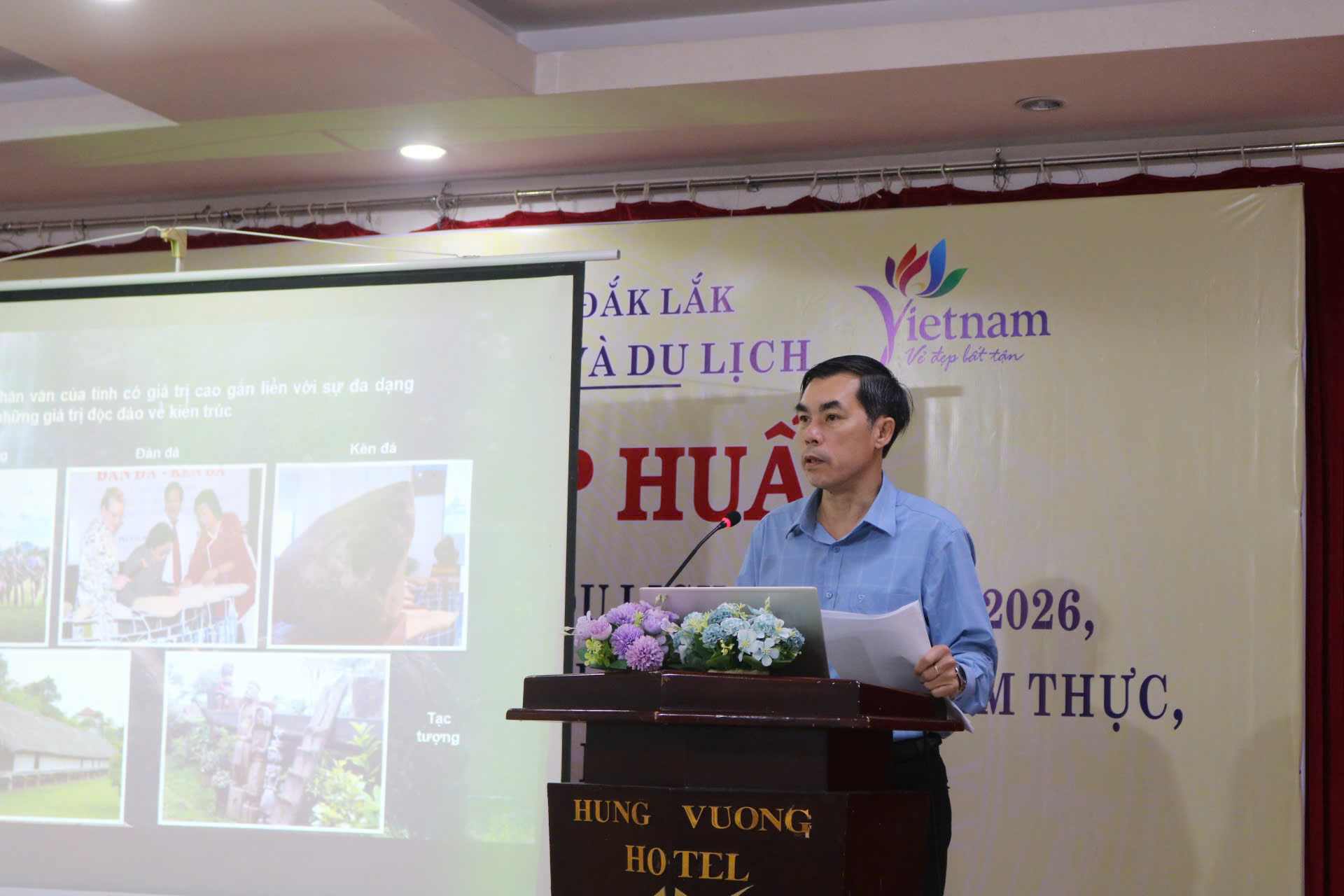 Đại diện Sở Văn hóa, Thể thao và Du lịch Nguyễn Sơn Hưng triển khai các nội dung tập huấn. Ảnh: Thủy Loan  