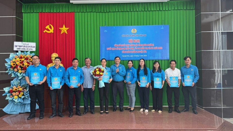 Công nhân vui mừng tham gia Công đoàn, thêm chỗ dựa trong lao động. Ảnh: Hoàng Lộc