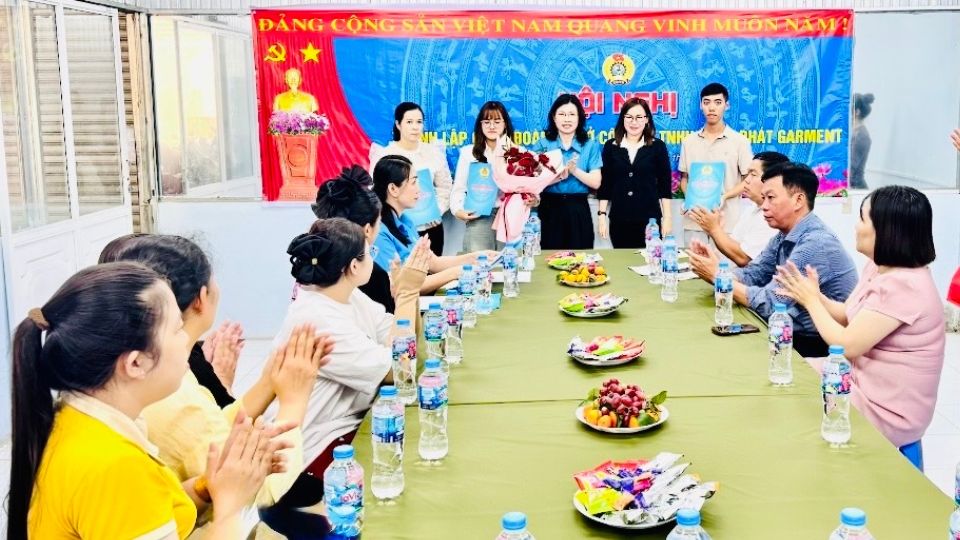 Công nhân vui mừng tham gia Công đoàn, thêm chỗ dựa trong lao động. Ảnh: Hoàng Lộc