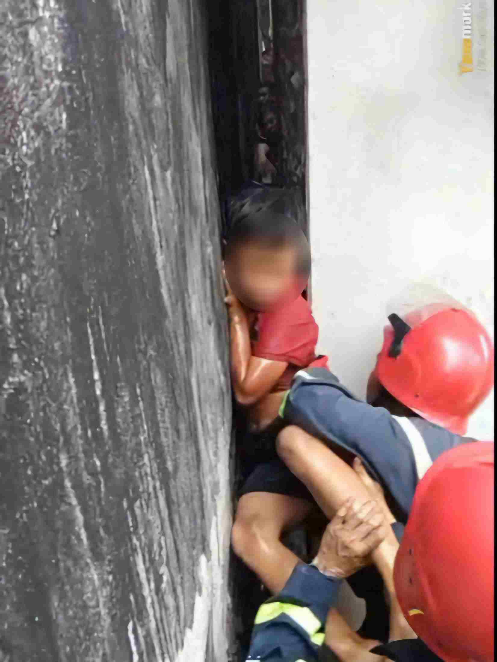 Cháu bé được giải cứu ra ngoài an toàn. Ảnh: Công an cung cấp