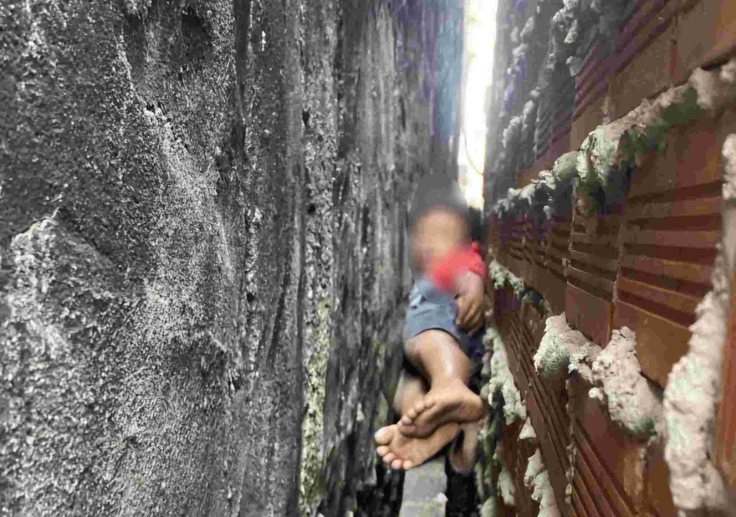 Rescate de un niño atrapado entre 2 paredes. Foto: Policía proporcionada