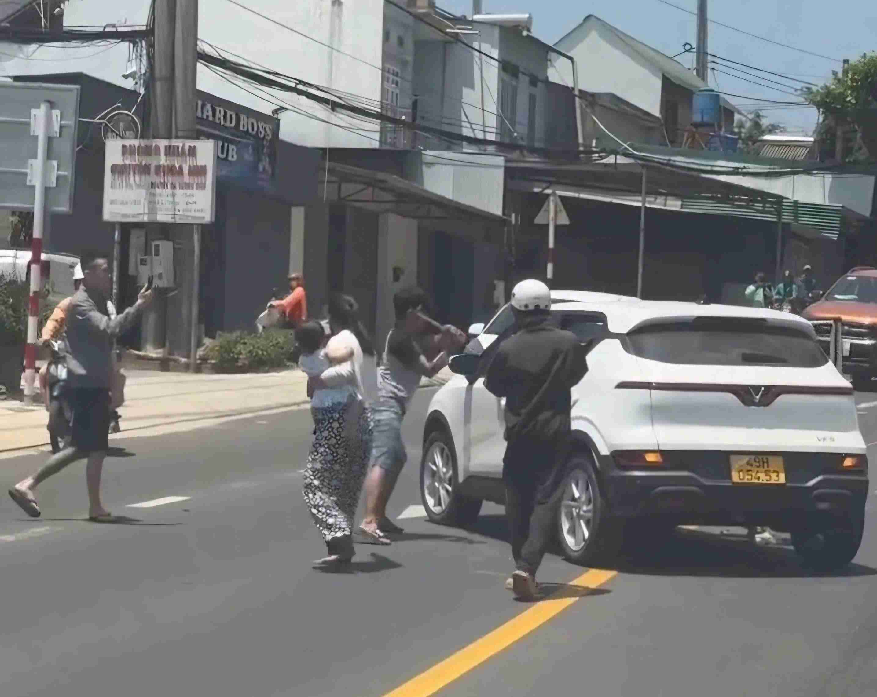 Hình ảnh nam thanh niên chặn đầu dùng gậy sắt đập phá xe taxi ngay giữa Quốc lộ 20. Ảnh: Cắt từ clip 