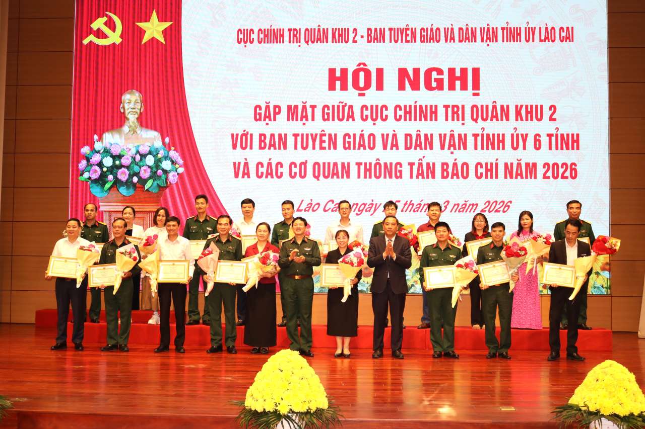 Trao Bằng khen của Quân khu 2 cho các tập thể, đơn vị có thành tích xuất sắc. Ảnh: Văn Đức