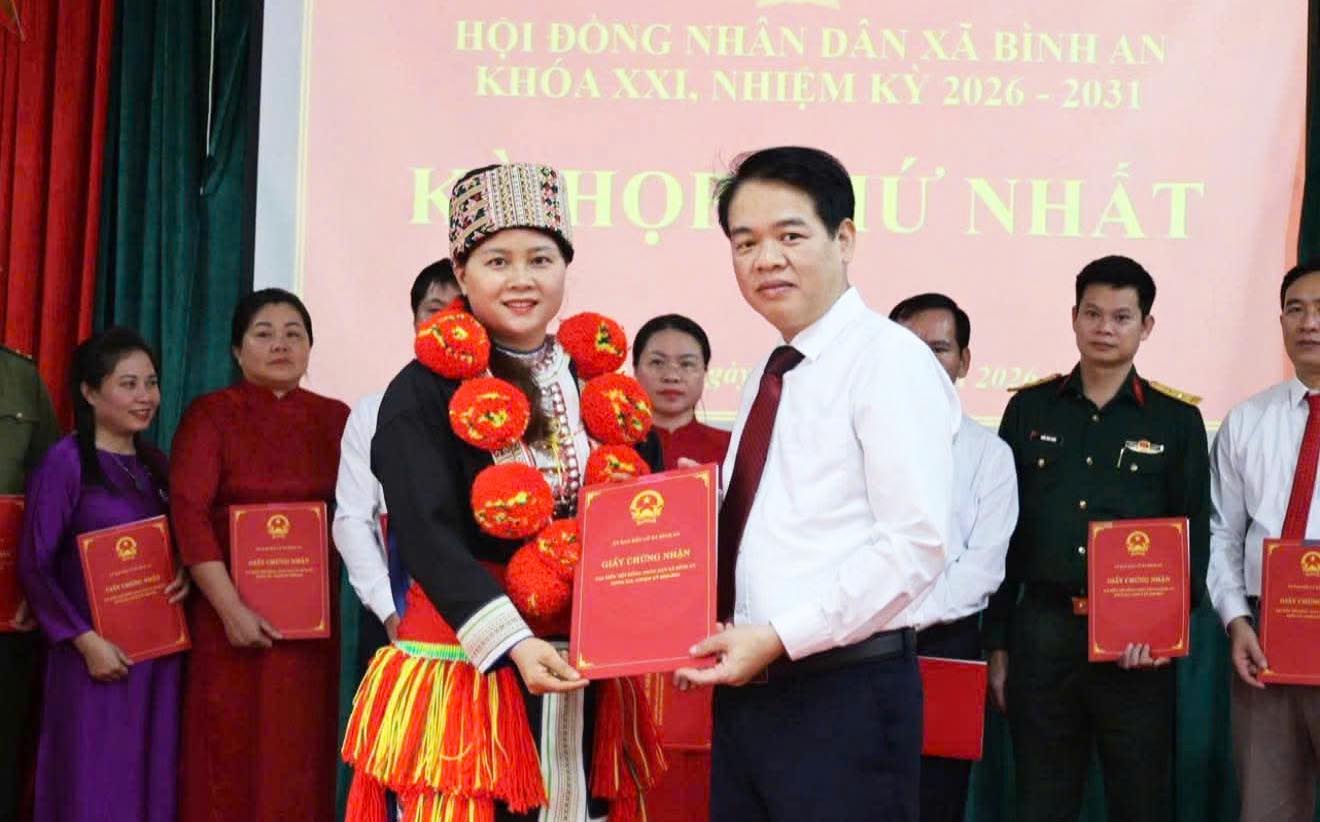 Female facebooker Phung Thi Mui receives a certificate of delegate to the People's Council of Binh An commune. Photo: NVCC.