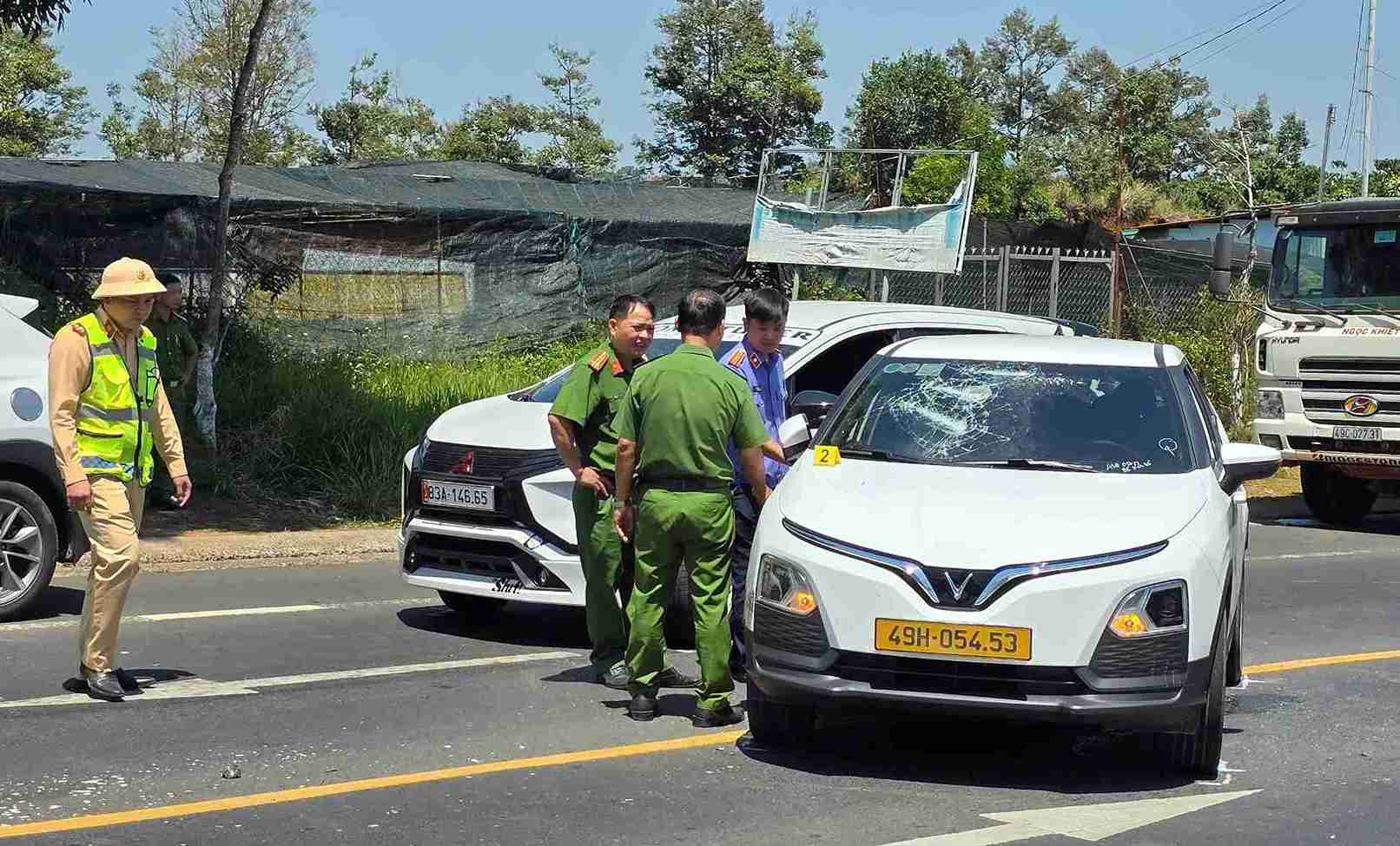 Cơ quan công an khám nghiệm hiện trường phục vụ công tác điều tra. Ảnh: Phúc Khánh 