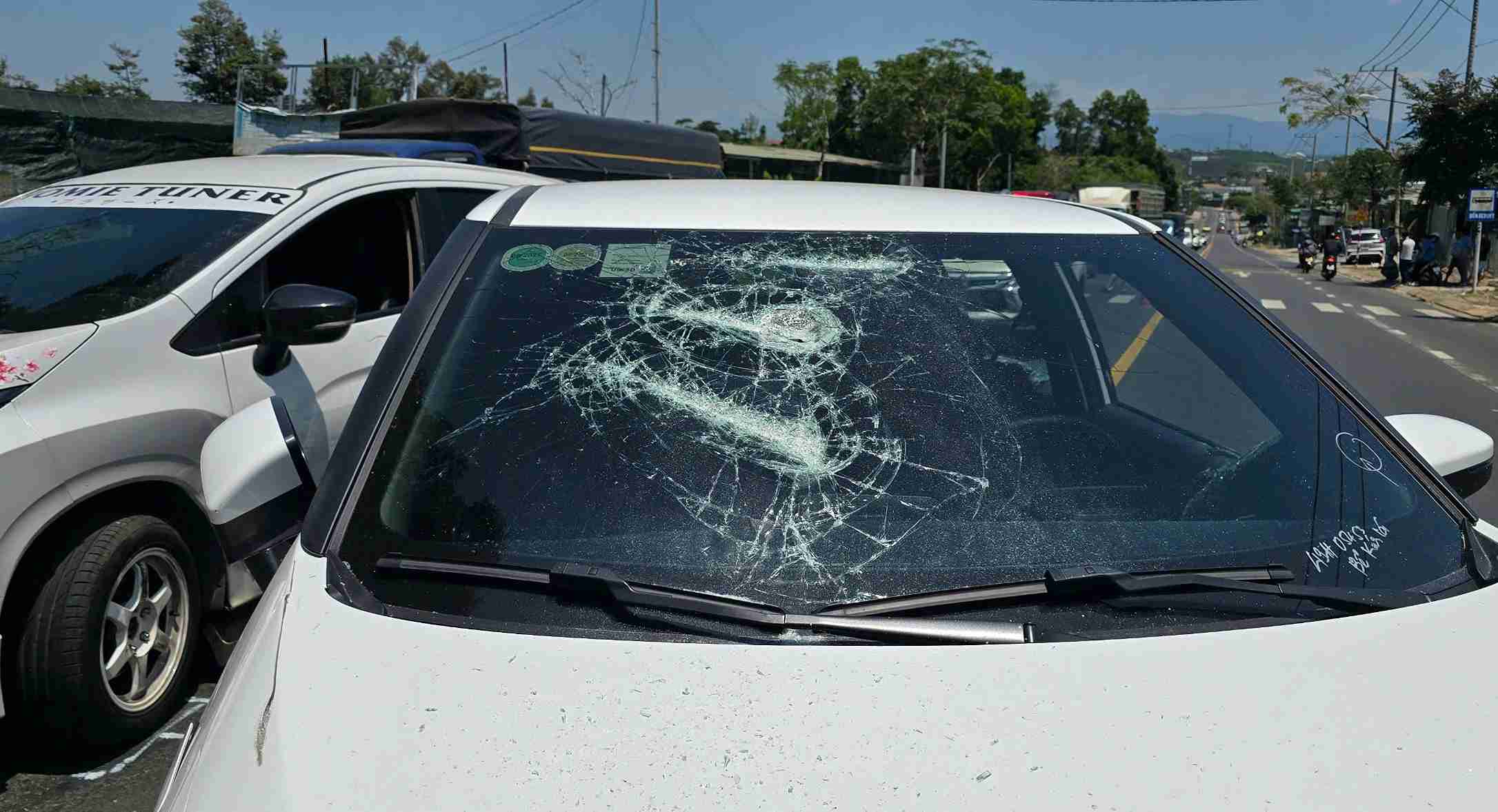 Xe taxi bị Thư dùng gây sắt đập phá gây hư hỏng. Ảnh: Phúc Khánh 