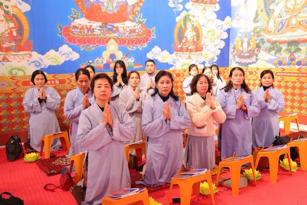 Phật tử tham dự khóa tu Phật Dược Sư (8 Âm lịch hằng tháng) tại Đại Bảo tháp Mandala Tây Thiên. Ảnh: Ban tổ chức