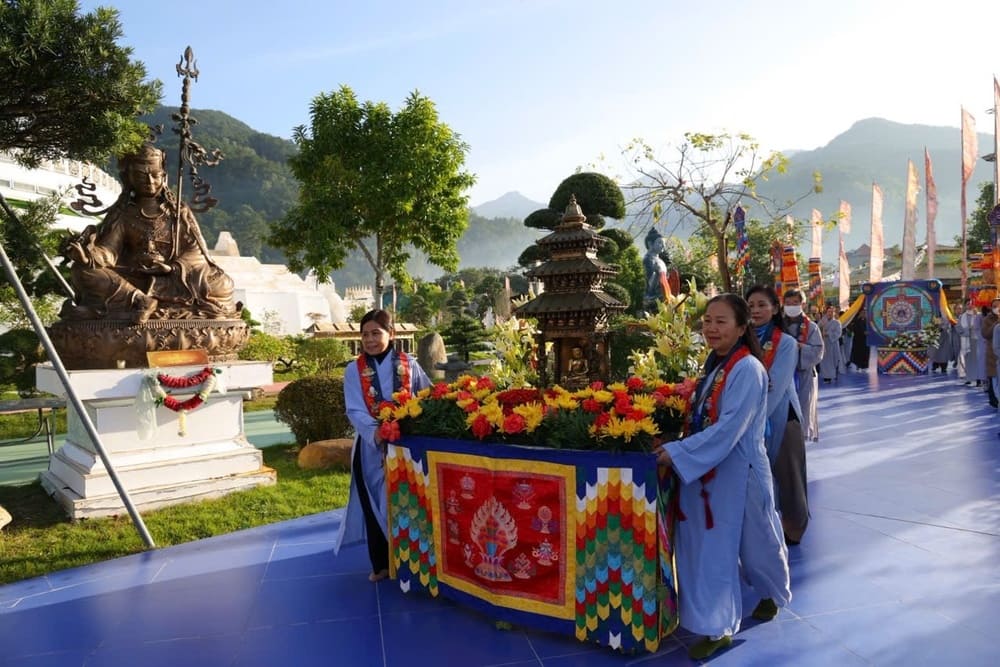 Buddhists in the Mandala and Medicine Buddha Tower procession ceremony. Photo: Organizing Committee