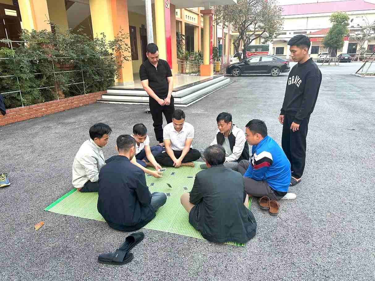 Cơ quan điều tra tiến hành thực nghiệm điều tra hành vi Đánh bạc của các đối tượng. Ảnh: Công an xã Xuân Cẩm (tỉnh Bắc Ninh).

