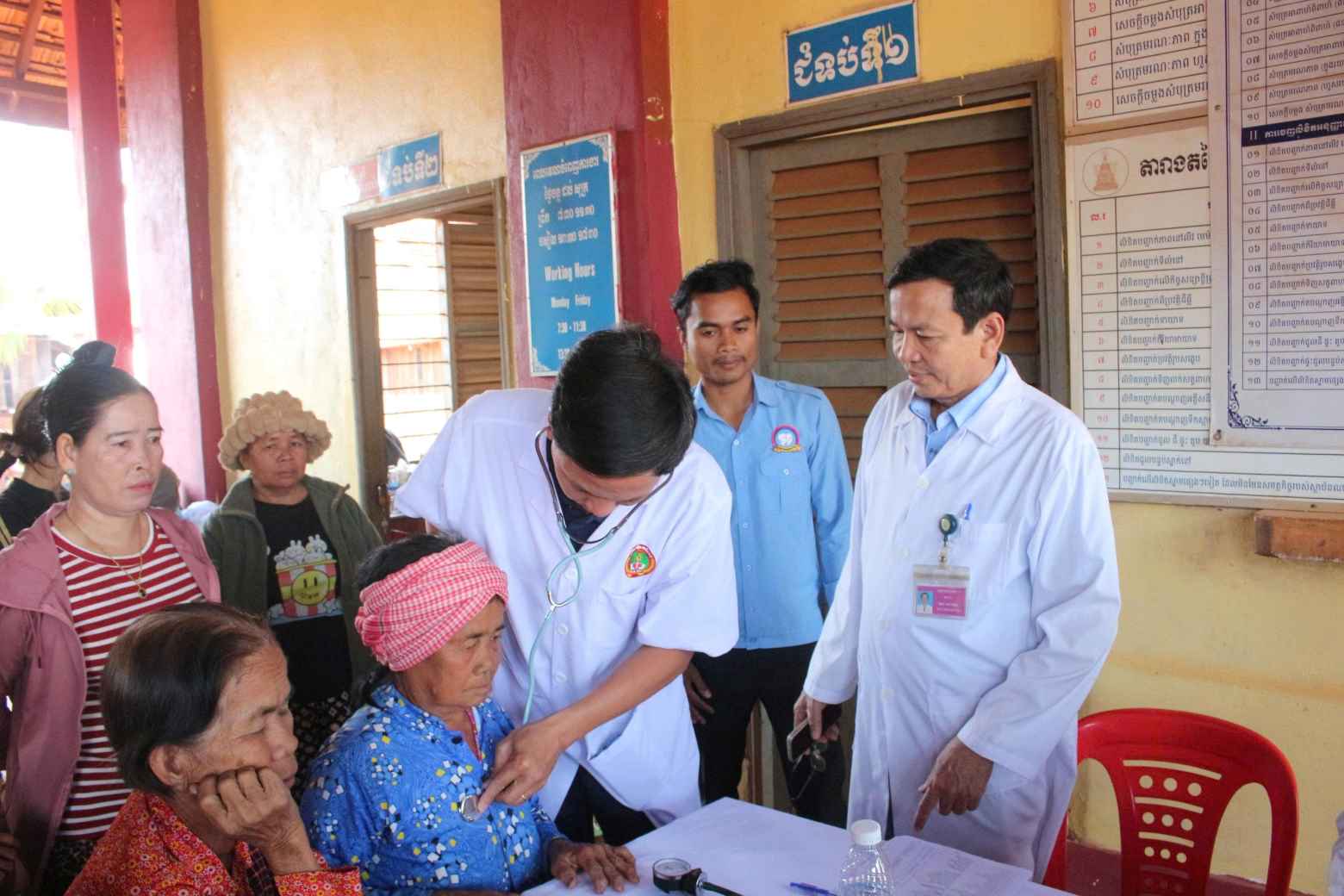 Doctors of Military Hospital 17, Logistics - Technical Department of Military Region 5 have provided medical examinations, health consultations and free medicine for people. Photo: Tran Tuan