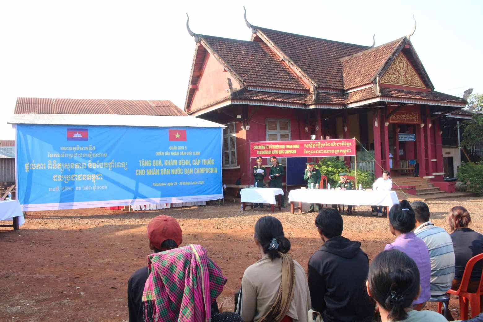 Đoàn công tác Quân khu 5 đã trao tặng 150 suất quà thiết thực cho các hộ gia đình có hoàn cảnh đặc biệt khó khăn tại địa phương. Ảnh: Trần Tuấn