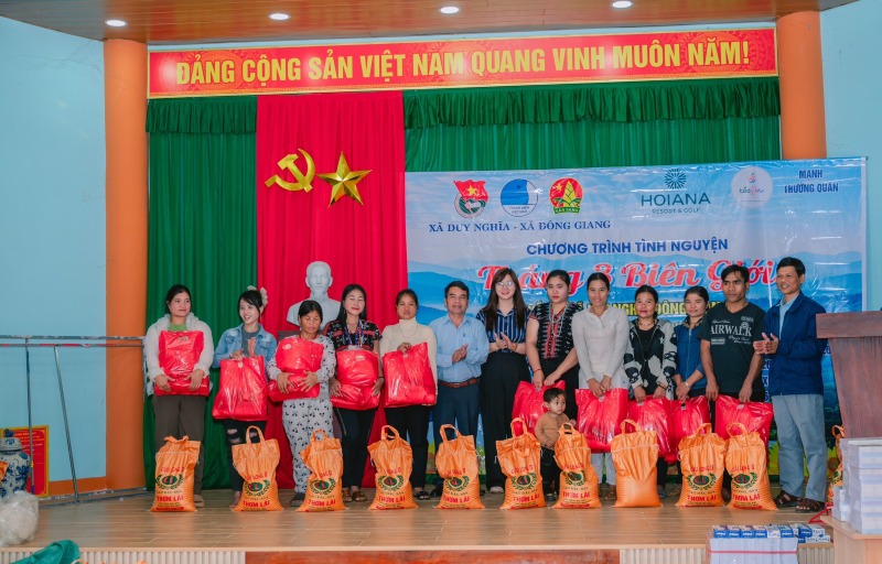 Công đoàn và người lao động Hoiana, Đà Nẵng hướng về cộng đồng qua hoạt động trao sinh kế cho đồng bào vùng cao. Ảnh: Trường An