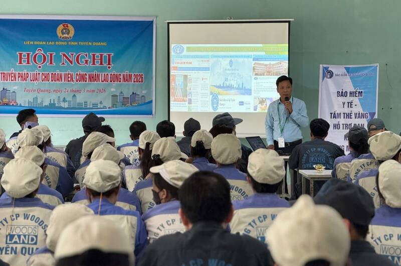Propagating legal knowledge to workers. Photo: Tuyen Quang Trade Union