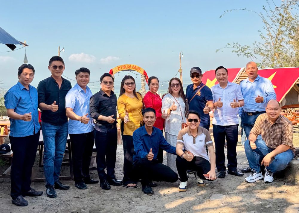 Du khách thích thú chụp ảnh với nơi được mệnh danh là “nóc nhà miền Tây“. Ảnh: Nguyễn Huy