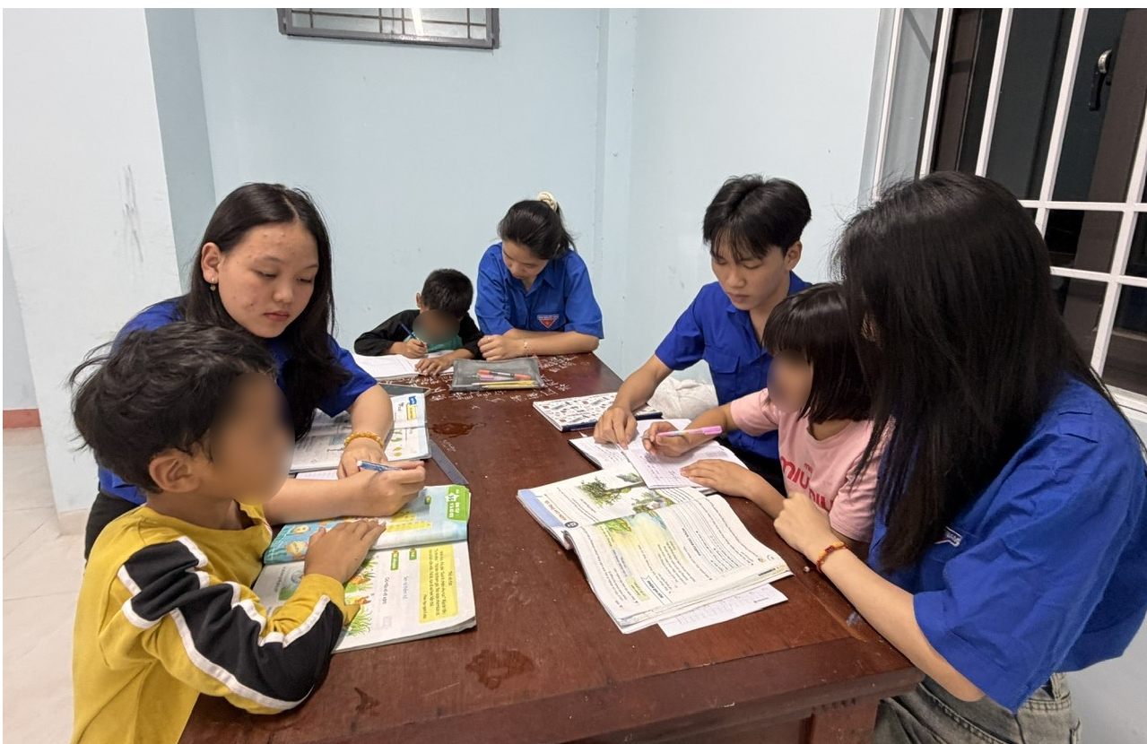 Sinh viên Đại học Phạm Văn Đồng tận tình chỉ dạy cho các em nhỏ ở Trung tâm công tác xã hội tỉnh Quảng Ngãi. Ảnh: Viên Nguyễn