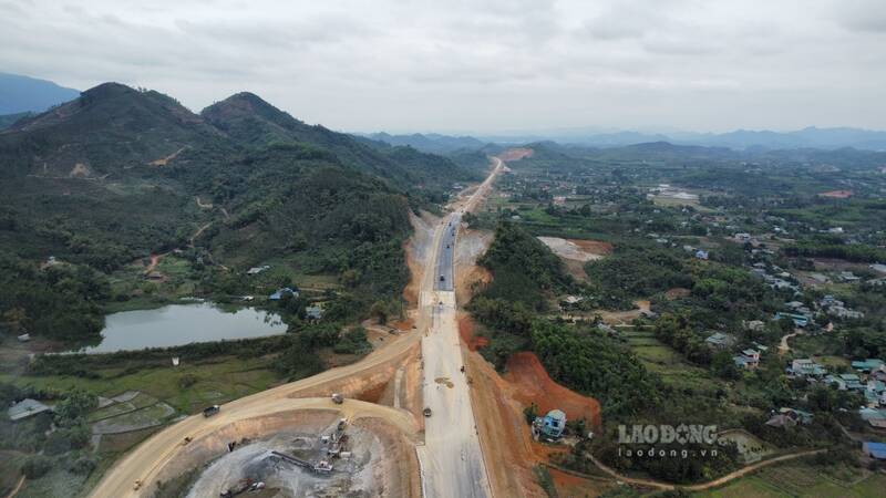Một dải cao tốc nghìn tỉ xuyên Tuyên Quang dần lộ diện. Ảnh: Việt Bắc