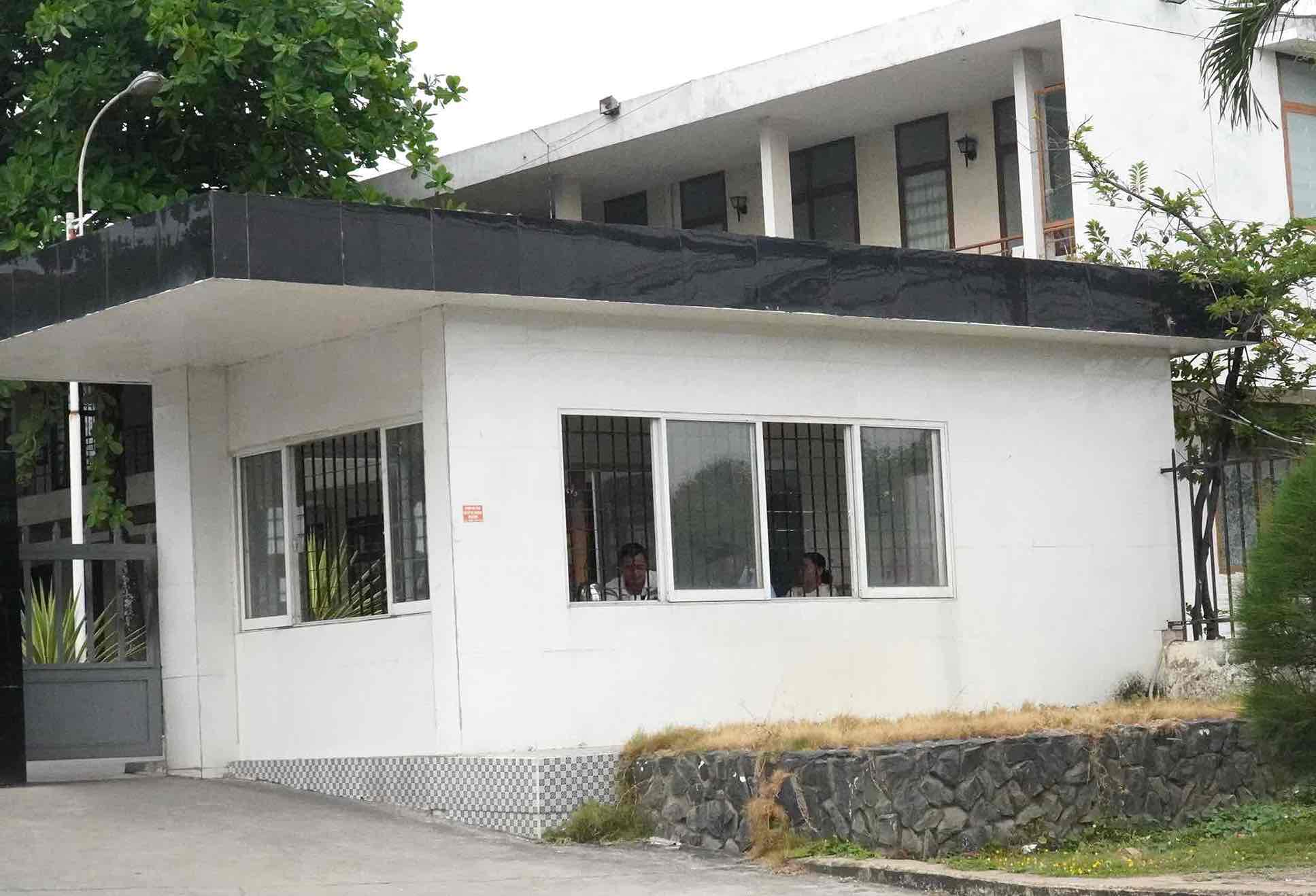 Phòng bảo vệ nơi nữ lao động Lê Thị Kiều Oanh ngồi vào ngày 21.3. Ảnh: HAC 