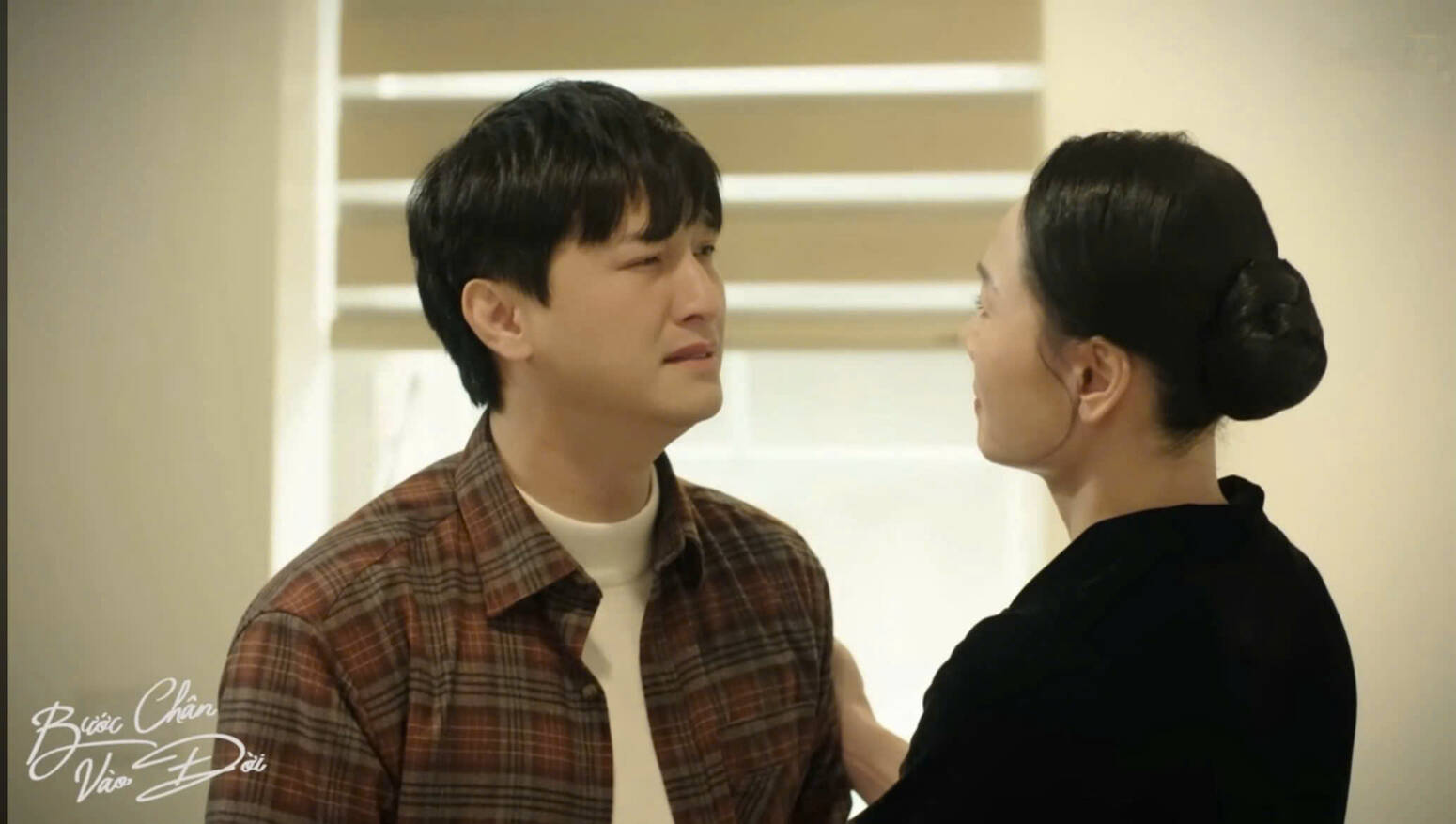 Nhân vật Quân trong “Bước chân vào đời” luôn bị phụ thuộc và chịu sự áp đặt từ mẹ của mình. Ảnh: VFC