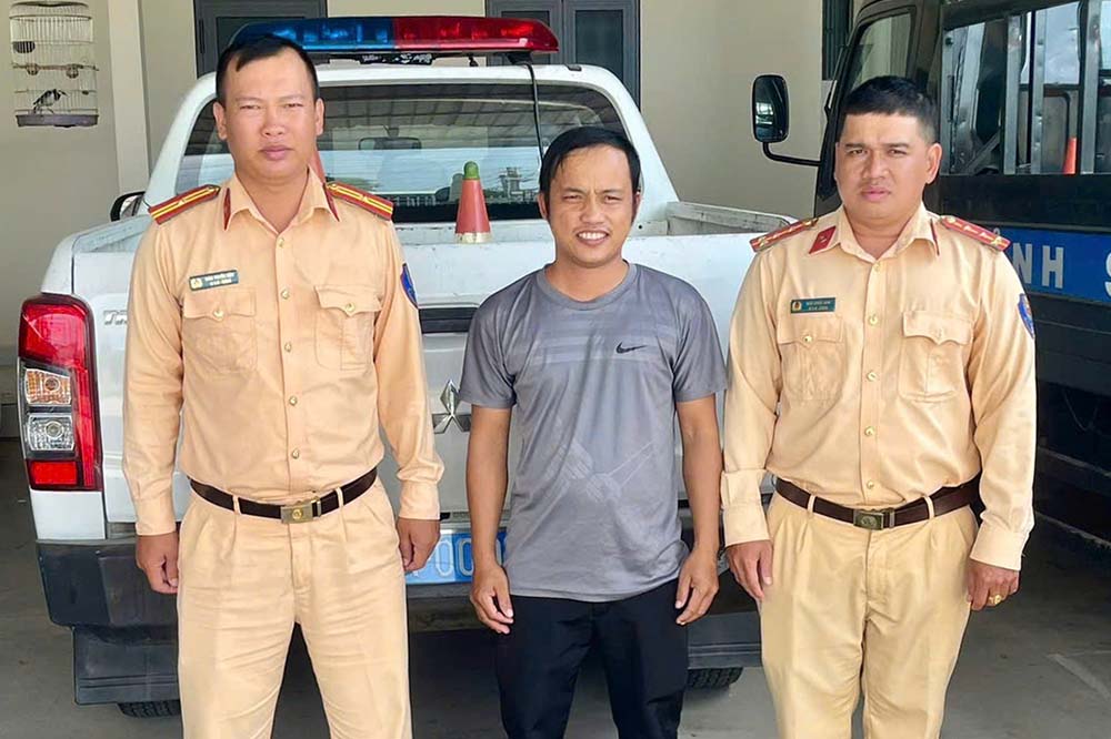 N.T.C氏は、チャンバン交通警察署(タイニン省)に感謝の意を表するために来ました。写真:タイン・ヴー